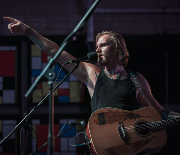 Jackson Dean pointing at the crowd while on stage